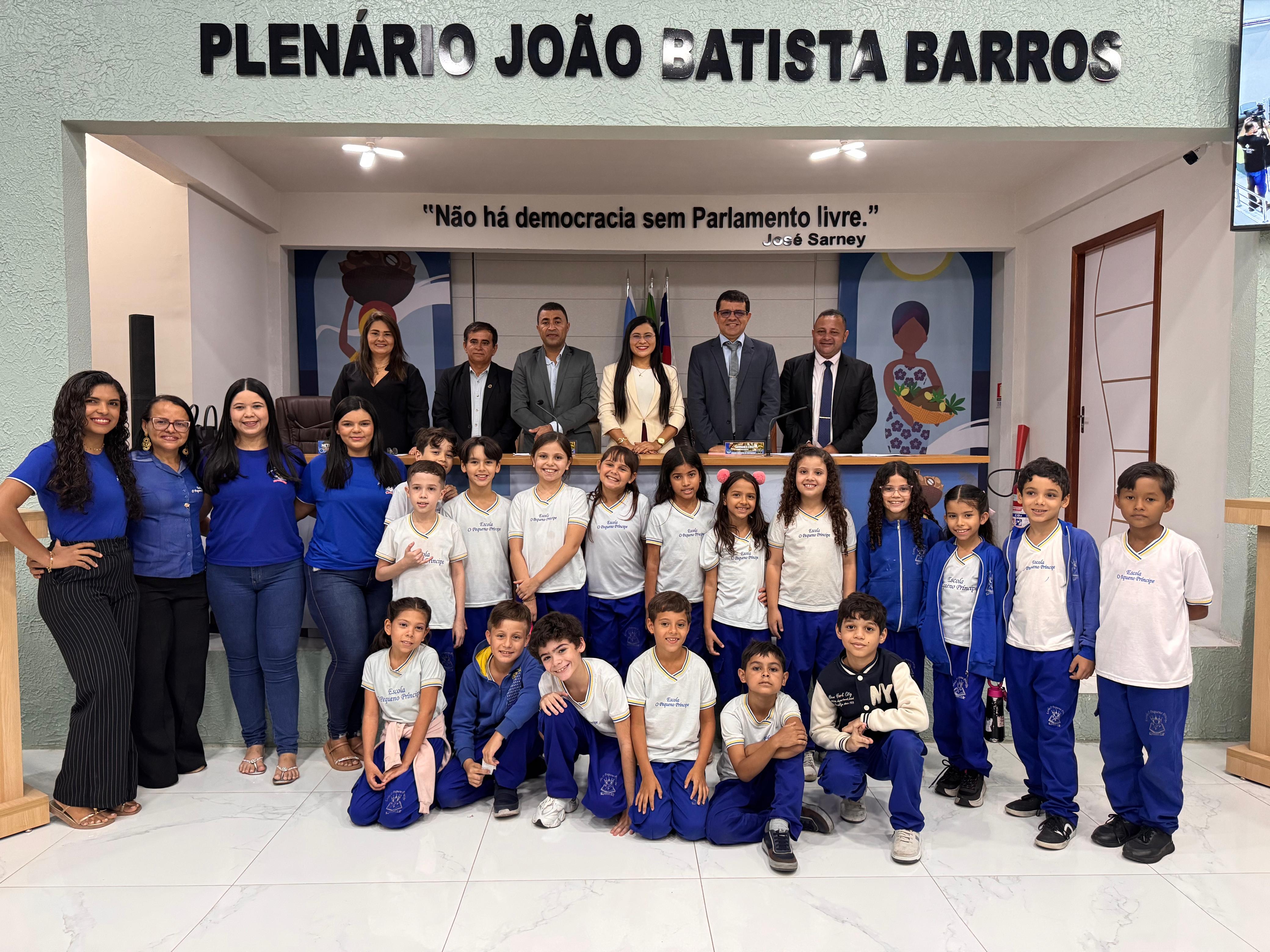 Câmara Municipal de Chapadinha recebe visita de estudantes da Escola O Pequeno Príncipe